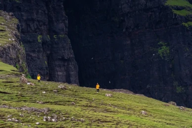 Участники группы на фоне скалистого побережья Фарер