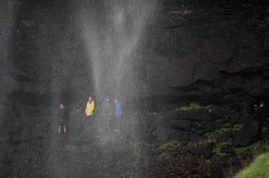 Участники группы под водопадом