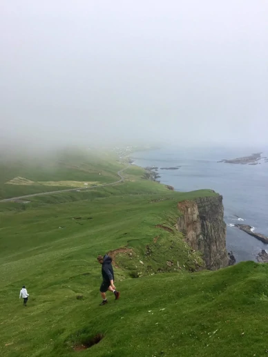 Поход над скалистым берегом