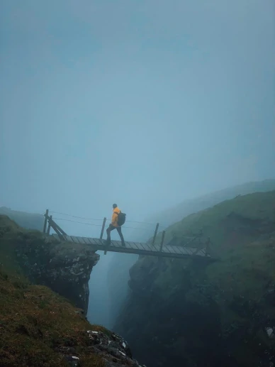 Подвесной мостик рядом со скалами Асмундарстаккур